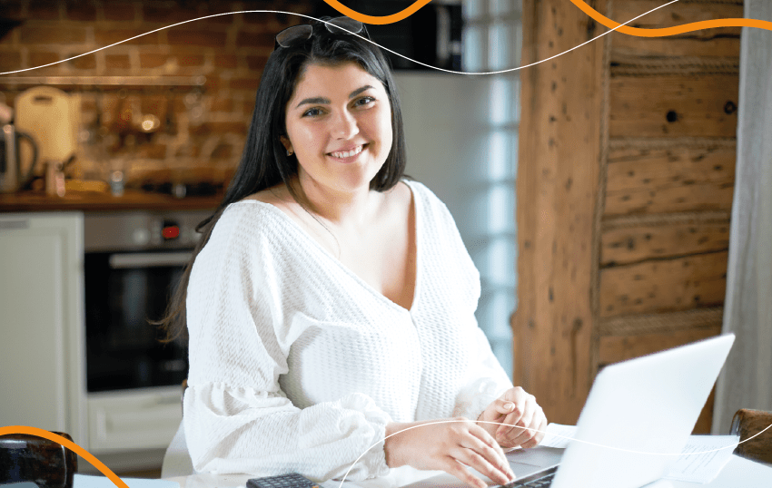 mulher de pele branca e cabelos castanhos utilizando um computador