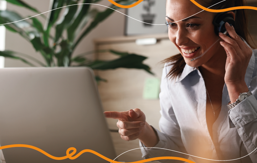 Mulher sorrindo em uma vídeo chamada.